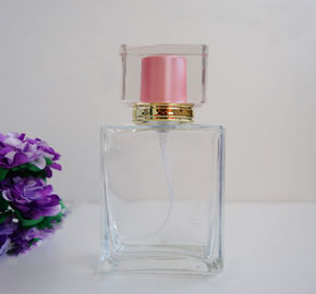 China ISO-het Parfumflessen 50ml van het Norm Vierkante Glas met Pompspuitbus leverancier